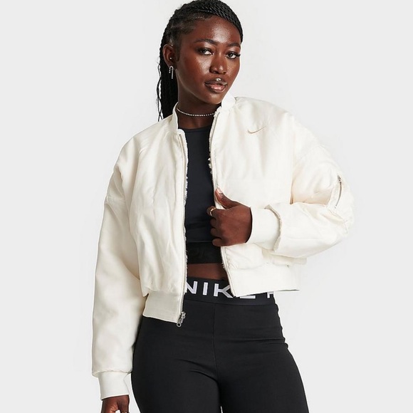 NWT Nike Oversized, 2-in-1 faux fur puffer with gloss finish on reverse side - Picture 4 of 16